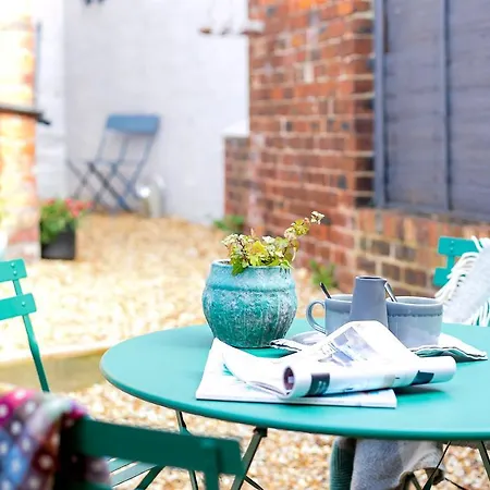 Strawberry Dale Victorian Terrace Holiday home *